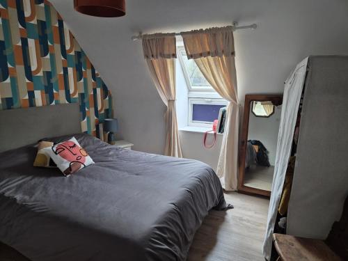 une chambre avec un lit, une fenêtre et un miroir dans l'établissement Villa 