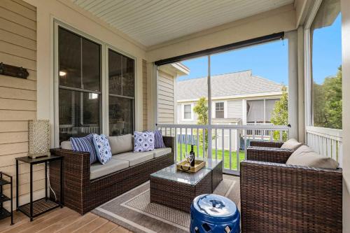 een afgeschermde veranda met een bank en een tafel bij Le Papillon - 77 Butternut in Cherry Valley