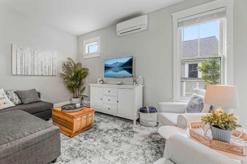 een woonkamer met een bank en een tv bij Le Papillon - 77 Butternut in Cherry Valley