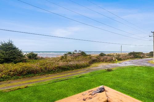 a view of the ocean from the backyard of a house at Falcon's Nest in Twin Rocks