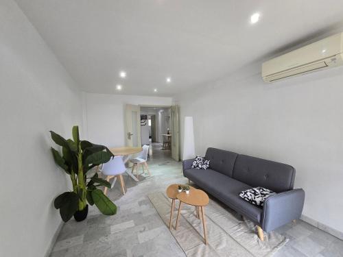 un salon avec un canapé et une table dans l'établissement Large T2 50m from the beaches, à Nice