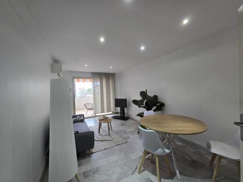 un salon avec une table et une salle à manger dans l'établissement Large T2 50m from the beaches, à Nice