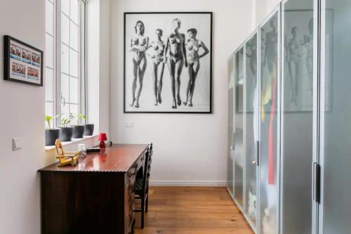 a hallway with a desk and a picture of women on the wall at Rooftop Heated Jacuzzi, Fireplace, A Unique Home! in Żebbuġ