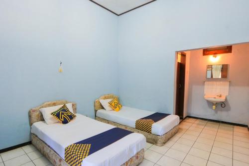 Cama o camas de una habitación en OYO 2465 Hotel Raung View