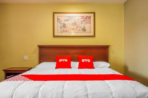 Ένα ή περισσότερα κρεβάτια σε δωμάτιο στο OYO Superior Budget Inn Bartow