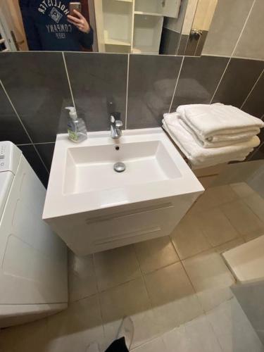 un lavabo blanc dans une salle de bain avec un miroir dans l'établissement T2 Proche plage - Centre cagnes sur mer, à Cagnes-sur-Mer