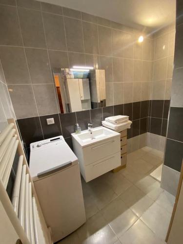 une salle de bain avec un lavabo, des toilettes et un miroir dans l'établissement T2 Proche plage - Centre cagnes sur mer, à Cagnes-sur-Mer