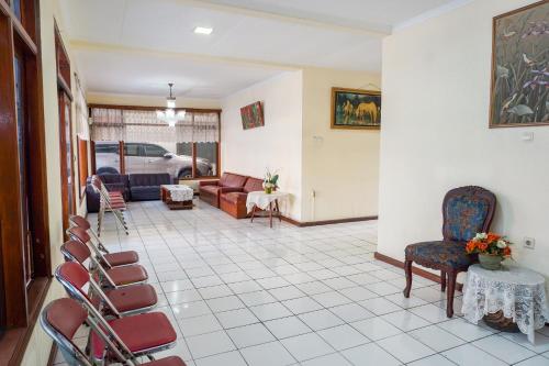 a lobby with a waiting room with chairs and a couch at Hotel O Kebon Jeruk Near Gedung Sate Formerly Kurnia Hotel in Bandung
