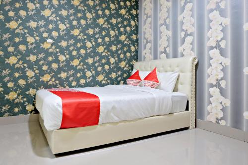 En eller flere senge i et værelse på Hotel O Jinan Makassar