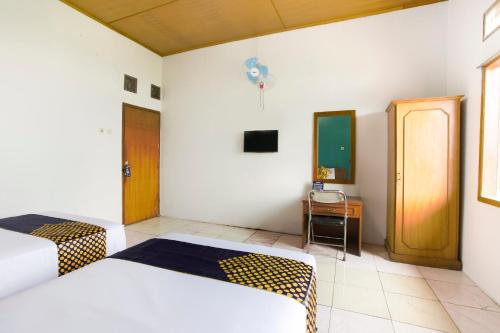 Postel nebo postele na pokoji v ubytování Hotel O Karya Nunggal Asri