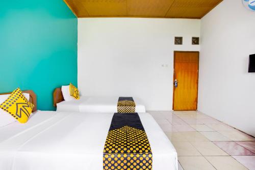 Postel nebo postele na pokoji v ubytování SPOT ON 2584 Hotel Karya Nunggal Asri