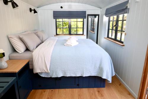 a bedroom with a bed in a tiny house at La Pina Verde in Estepona