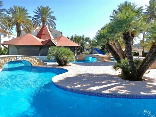 3 minutes from the beach with swimming pools, slides, and a bar