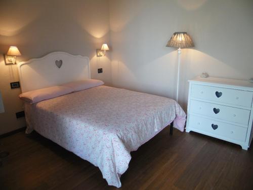 A bed or beds in a room at Eremo Pace e Gioia