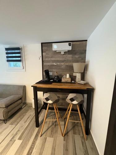- un bureau avec deux tabourets dans l'établissement La toulousaine, à Sablons