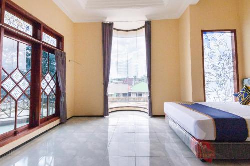 Letto o letti in una camera di Hotel O Safira Family Residence Syariah