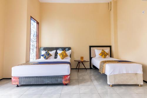 Letto o letti in una camera di Hotel O Safira Family Residence Syariah