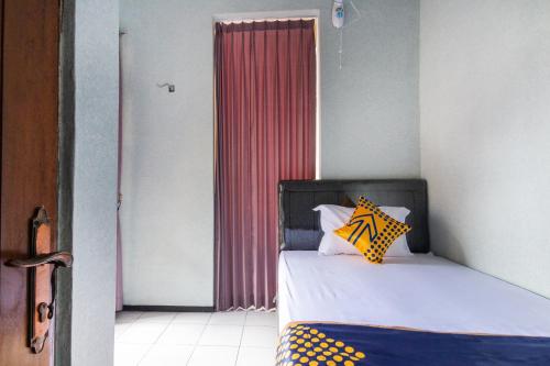 Letto o letti in una camera di Hotel O Safira Family Residence Syariah