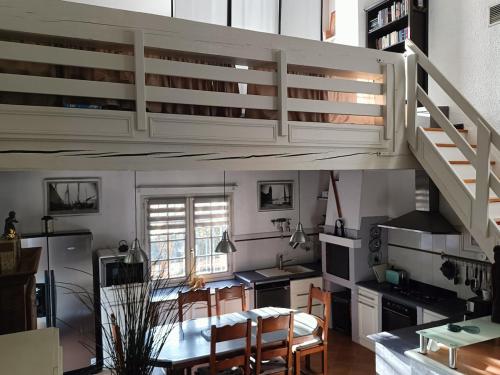 d'une cuisine et d'une salle à manger avec une mezzanine. dans l'établissement Ocre i Blau, à Canet
