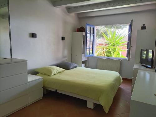 une chambre avec un grand lit et une fenêtre dans l'établissement Ocre i Blau, à Canet