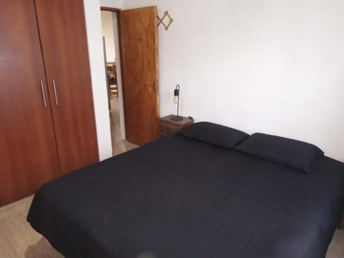 1 dormitorio con 1 cama negra en una habitación en Nido Verde, en San Rafael