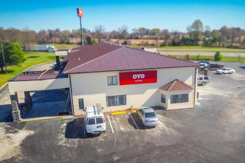 una vista aérea de una tienda de qop con coches estacionados en un estacionamiento en OYO Hotel Brownsville TN I-40, en Brownsville