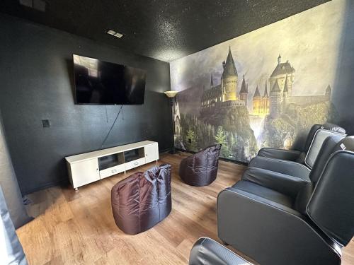 Una televisión o centro de entretenimiento en 258-5-SV-Cozy home with movie and pool area