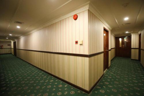 a corridor of a hallway with a wall at OYO 112 Semiramis Hotel in Manama