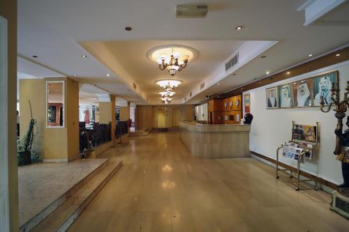 a hallway of a building with a hallwayasteryasteryasteryasteryasteryasteryasteryastery at OYO 112 Semiramis Hotel in Manama
