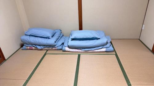 a room with two blue pillows on the floor at 瀬戸内塩上町 in Sambanchō