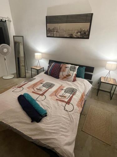 une chambre avec un grand lit avec deux oreillers dessus dans l'établissement Charmant deux pièces - Tout Confort - écusson, à Montpellier