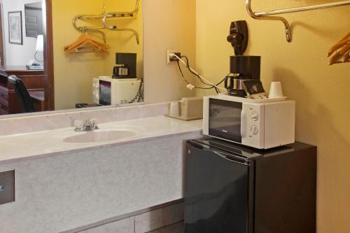 OYO Hotel Guymon OK US-54にあるキッチンまたは簡易キッチン