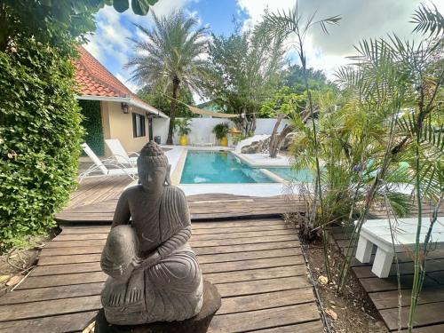 Bazén v ubytování Yemaya Guesthouse Curaçao nebo v jeho okolí