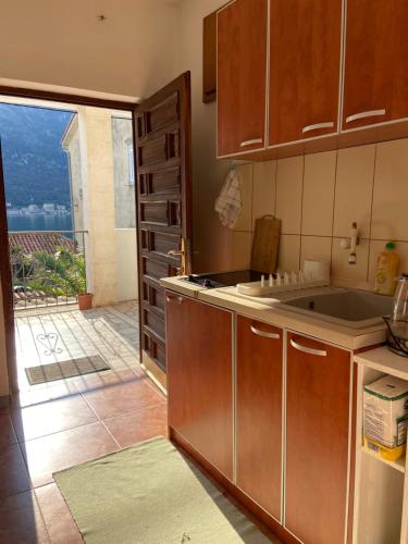 Kuchyň nebo kuchyňský kout v ubytování Apartments Ivanišević