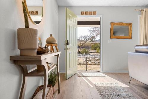 pasillo con puerta con espejo y mesa en The Labyrinth, en Joshua Tree