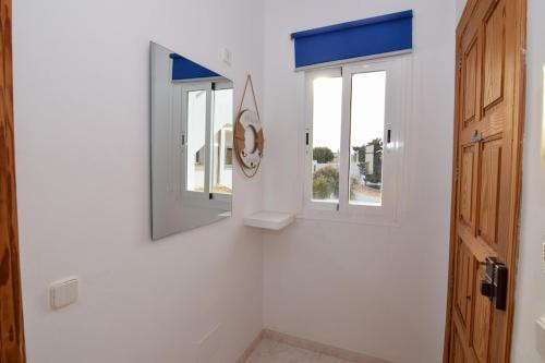a bathroom with two windows and a mirror at Precioso apartamento cerca de la playa in Colonia de Sant Pere