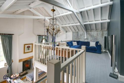 LongboroughにあるPrime Cotswold Location, The Old Chapel Longboroughのリビングルーム(階段、青いソファ付)