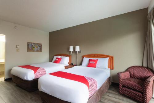 OYO Hotel Sumter SC Downtownにあるベッド