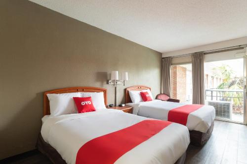 OYO Hotel Sumter SC Downtownにあるベッド