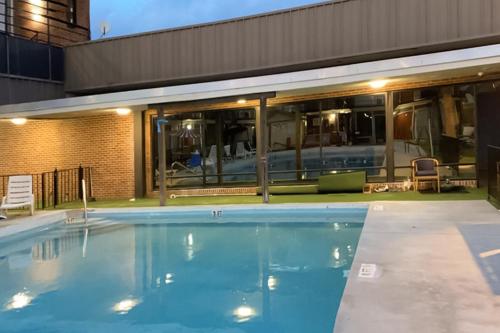 OYO Hotel Sumter SC Downtownの敷地内または近くにあるプール
