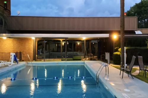 OYO Hotel Sumter SC Downtownの敷地内または近くにあるプール