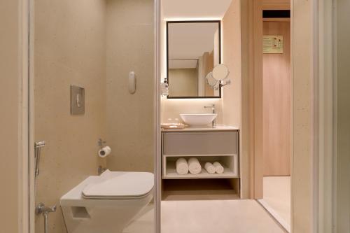 Koupelna v ubytování Keys Prima by Lemon Tree Hotels, Pimpri, Pune