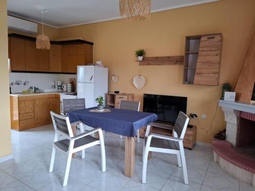 Kuchyň nebo kuchyňský kout v ubytování Flo Maisonette with Sea View