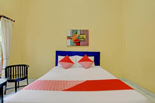 Postel nebo postele na pokoji v ubytování OYO 3096 Hotel Dewi Warsiki Near Gilimanuk Port
