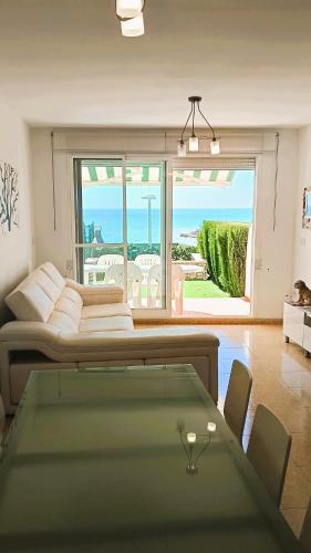 a living room with a bed and a pool table at Ara Bela Duplex con jardin in Peniscola