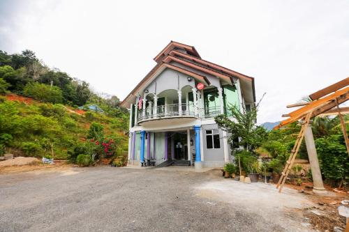 JeliにあるOYO 89933 Nun Hotelの道路側の家