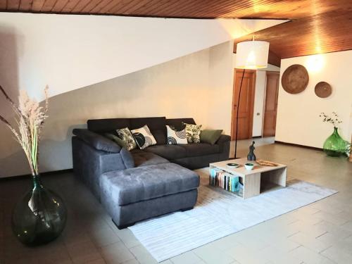 Una sala de estar con un sofá y una mesa de café. en Vacanze in Mansarda, en Oristano