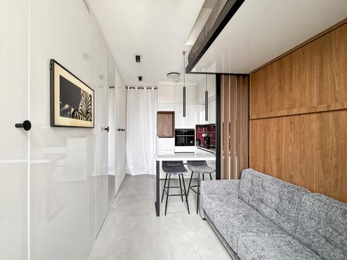 un salon avec un canapé et une cuisine dans l'établissement La White box, à Trévoux