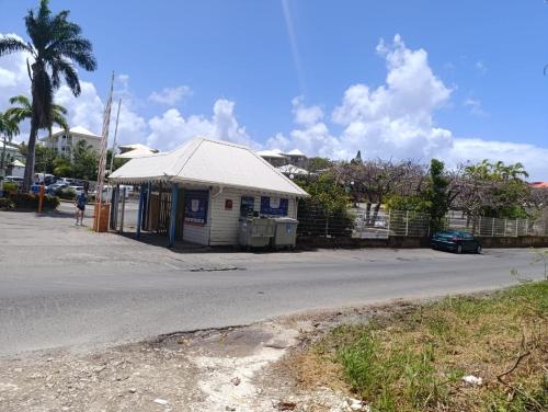 a small building on the side of a street at Une vague de plaisir in Saint-François