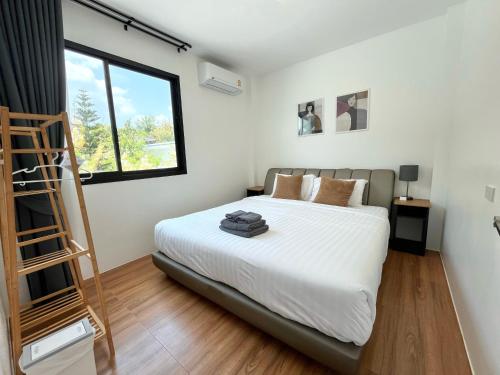 Ένα ή περισσότερα κρεβάτια σε δωμάτιο στο V Villa Khaoyai